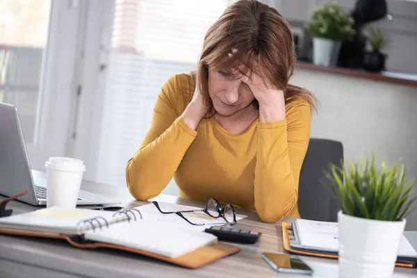 Gestresste Zakenvrouw Functie Met Hand Het Voorhoofd — Stockfoto