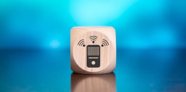 Mavi arkaplanda akıllı konuşmacı kavramının sembolü olan tahta blok