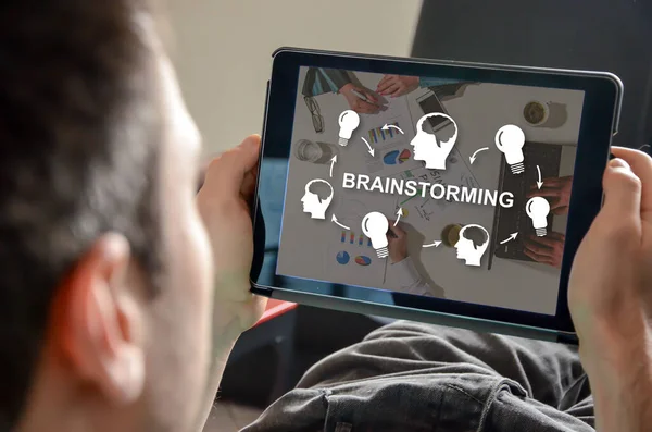タブレット上でのブレーンストーミングの概念 — ストック写真