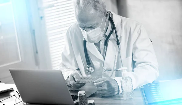 Старший Врач Носящий Медицинскую Маску Лица Проверяющий Лекарства Медицинском Кабинете — стоковое фото