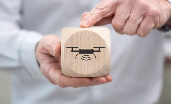 Mão Segurando Cubo Madeira Com Símbolo Conceito Drone — Fotografia de Stock