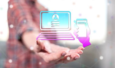 2fa kavramı arka plandaki bir kadının elinden üstündür.