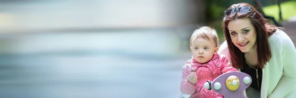 Retrato Jovem Mãe Feliz Com Sua Menina Playground Fora Bandeira — Fotografia de Stock