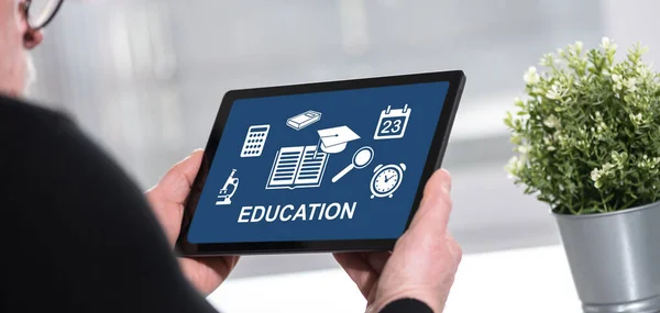 Ekran Tabletu Przedstawiający Koncepcję Edukacji — Zdjęcie stockowe