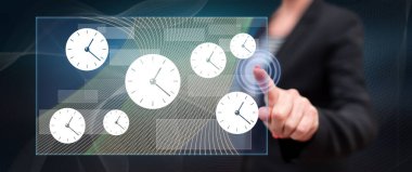 Bir kadın dokunmatik ekranda zaman yönetimi kavramına parmağıyla dokunuyor