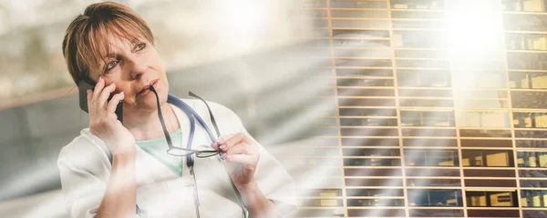 Ärztin Telefoniert Arztpraxis Mit Mobiltelefon Mehrfache Exposition — Stockfoto
