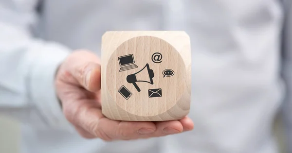 Ręcznie Trzymając Drewnianą Kostkę Symbolem Koncepcji Marketingu Internetowego — Zdjęcie stockowe