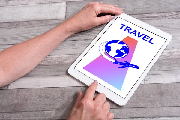 Cestovní Koncept Zobrazený Tabletu Používaném Ženou — Stock fotografie