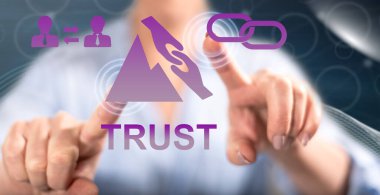 Kadın dokunmatik ekranda güven konseptine parmaklarıyla dokunuyor.