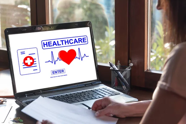 Çevrimiçi Sağlık Hizmeti Kavramını Gösteren Bir Dizüstü Bilgisayar Ekranı — Stok fotoğraf