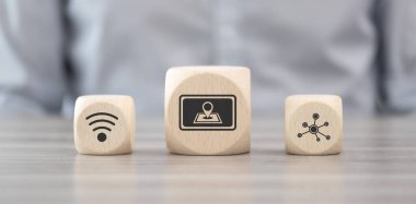GPS konsepti sembollü tahta bloklar