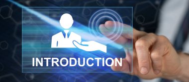 Adam dokunmatik ekranda bir tanıtım konseptine parmağıyla dokunuyor.