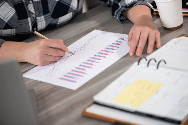 Zakenvrouw Die Marketinggegevens Analyseert — Stockfoto