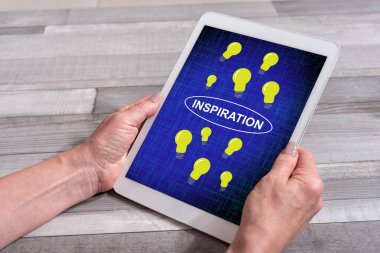 Kadın eli, ilhamlı bir tablet tutuyor.