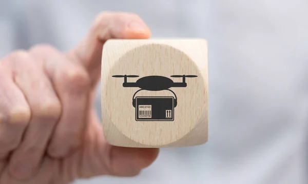Kézben Tartja Egy Kocka Szimbólumával Drón Szállítási Koncepció — Stock Fotó