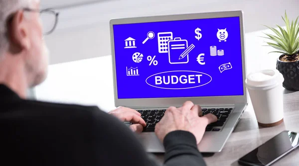 Ekran Laptopa Wyświetlający Koncepcję Budżetu — Zdjęcie stockowe