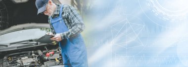 Araba tamircisi bir araba motorunu kontrol ediyor ve panoya yazı yazıyor; panoramik pankart