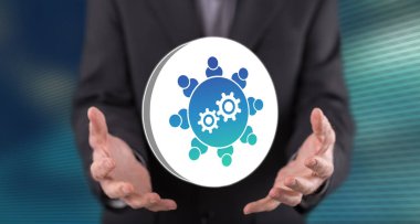 Atölye konsepti arka plandaki bir adamın ellerinden üstündür.