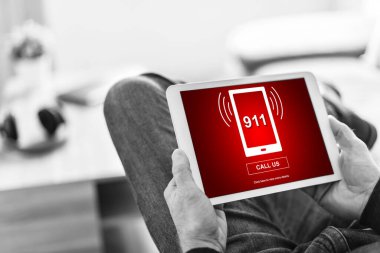 Tablet ekranda acil durum kavramı gösteriliyor