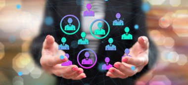 Beklentiler, arka plandaki bir kadının ellerinden üstündür.