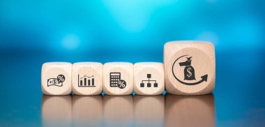 Mavi arka planda roi sembolü olan tahta bloklar