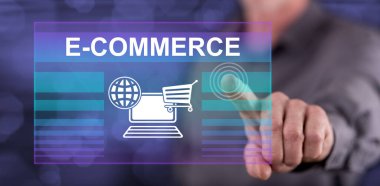 Adam dokunmatik ekranda bir e-ticaret konseptine parmağıyla dokunuyor.