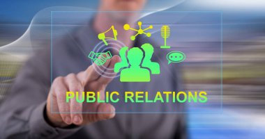 Adam dokunmatik ekranda halkla ilişkiler konseptine parmağıyla dokunuyor.