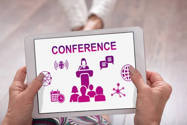 Konferenční Koncept Zobrazený Tabletu Který Drží Žena — Stock fotografie