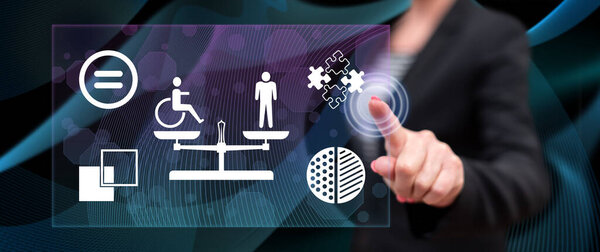 Женщина прикоснулась пальцем к концепции социального равенства на сенсорном экране