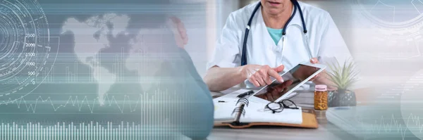 Doctora Mostrando Informes Tableta Digital Paciente Consultorio Médico Pancarta Panorámica —  Fotos de Stock