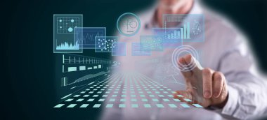 Bir adam dokunmatik ekranda dijital arayüz kavramına parmağıyla dokunuyor.