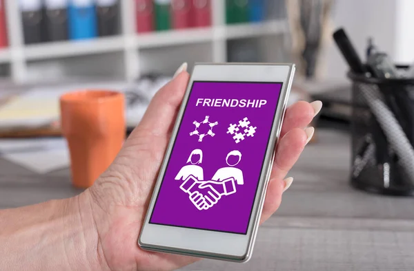 Kobieta Trzyma Smartfona Koncepcją Przyjaźni — Zdjęcie stockowe