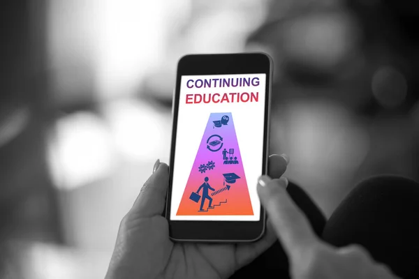 継続的な教育の概念を持つスマートフォンを手 — ストック写真