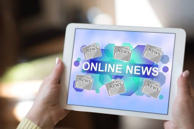 Çevrimiçi haber kavramını gösteren tablet ekranı