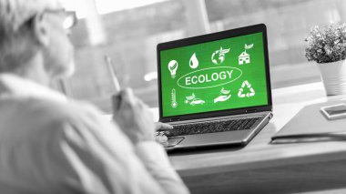 Ekoloji kavramını gösteren dizüstü bilgisayar