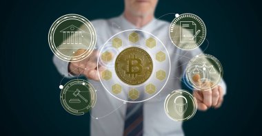 Dokunmatik ekranda parmaklarıyla bitcoin düzenleme kavramına dokunan adam