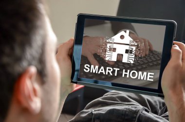 Tablet üzerinde akıllı ev kavramı