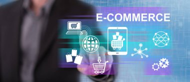 Adam dokunmatik ekranda bir e-ticaret konseptine parmağıyla dokunuyor.