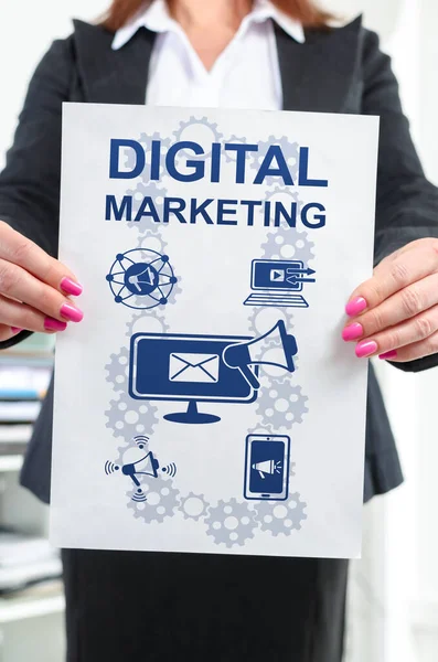 Papier Met Digitaal Marketingconcept Het Bezit Van Een Zakenvrouw — Stockfoto