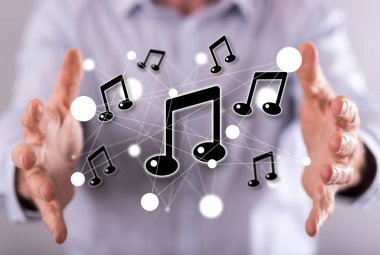 Arka planda bir adamın elleri arasında çevrimiçi müzik kavramı