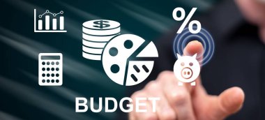 Adam dokunmatik ekranda bütçe kavramına dokunuyor.