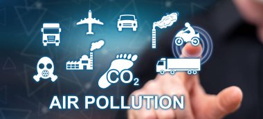 Adam dokunmatik ekranda hava kirliliği kavramına parmağıyla dokunuyor.