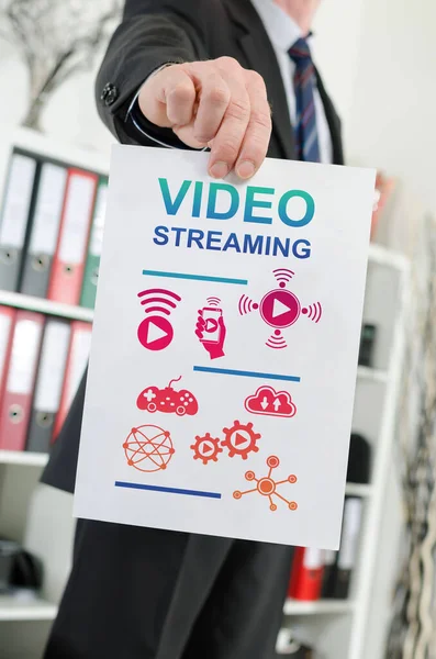 Papper Som Visar Video Streaming Koncept Som Innehas Affärsman — Stockfoto