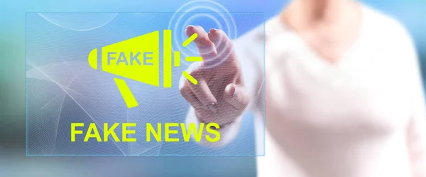 Frau Berührt Mit Ihren Fingern Ein Fake News Konzept Auf — Stockfoto