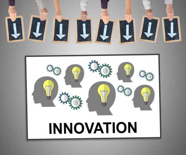 Yenilik konsepti üzerine işaret eden oklar ile yazma slates holding eller