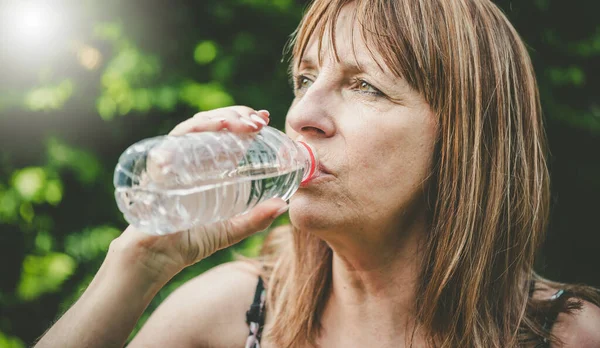 Volwassen Vrouw Drinken Water Uit Fles — Stockfoto