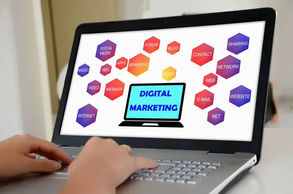 Hände Auf Einem Laptop Mit Bildschirm Mit Digitalem Marketingkonzept — Stockfoto