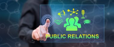 Adam dokunmatik ekranda halkla ilişkiler konseptine parmağıyla dokunuyor.