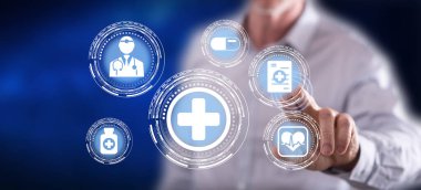 Adam dokunmatik ekranda sağlık sigortasına dokunuyor.