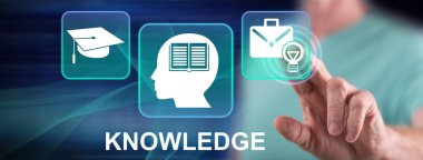 Bir adam dokunmatik ekranda bir bilgiye parmağıyla dokunuyor.